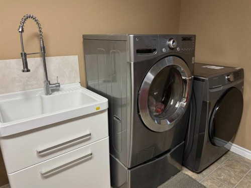 845 12 Street Se, Slave Lake, AB - Indoor Photo Showing Laundry Room