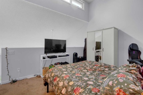 310-414 Squirrel Street, Banff, AB - Indoor Photo Showing Bedroom