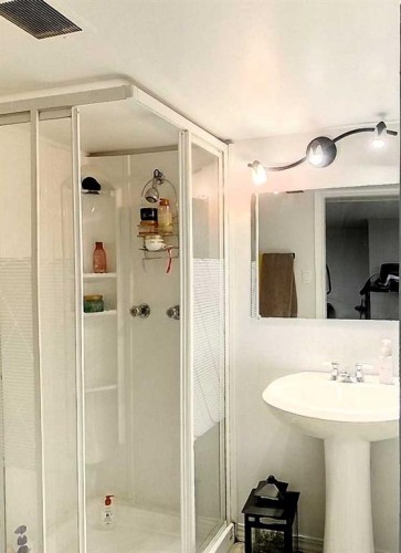 4230 5 Avenue, Edson, AB - Indoor Photo Showing Bathroom