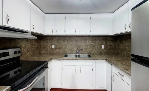 20-5215 6 Avenue, Edson, AB - Indoor Photo Showing Kitchen With Double Sink