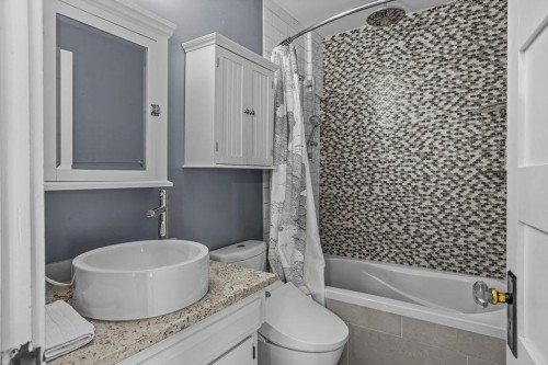 9-420 Squirrel Street, Banff, AB - Indoor Photo Showing Bathroom
