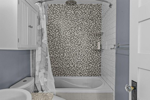 9-420 Squirrel Street, Banff, AB - Indoor Photo Showing Bathroom