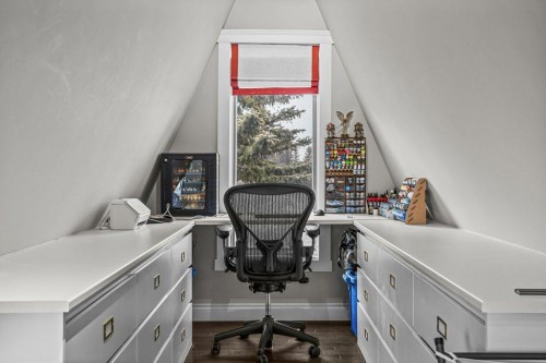 9-420 Squirrel Street, Banff, AB - Indoor Photo Showing Office
