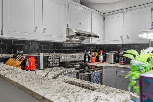 9-420 Squirrel Street, Banff, AB - Indoor Photo Showing Kitchen
