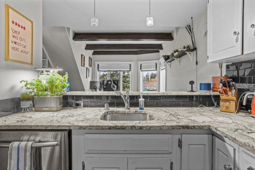 9-420 Squirrel Street, Banff, AB - Indoor Photo Showing Kitchen