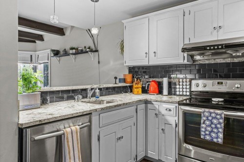 9-420 Squirrel Street, Banff, AB - Indoor Photo Showing Kitchen With Upgraded Kitchen