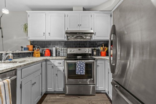 9-420 Squirrel Street, Banff, AB - Indoor Photo Showing Kitchen