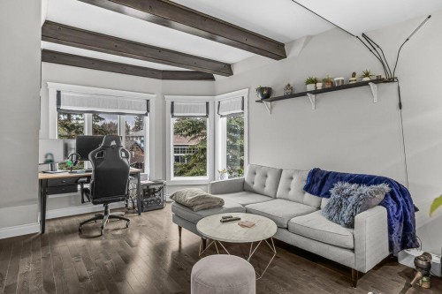 9-420 Squirrel Street, Banff, AB - Indoor Photo Showing Living Room