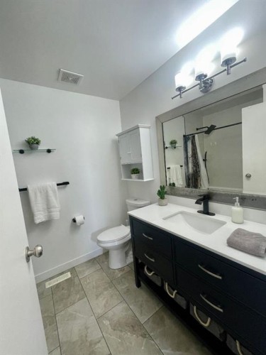 5906 12 Avenue, Edson, AB - Indoor Photo Showing Bathroom