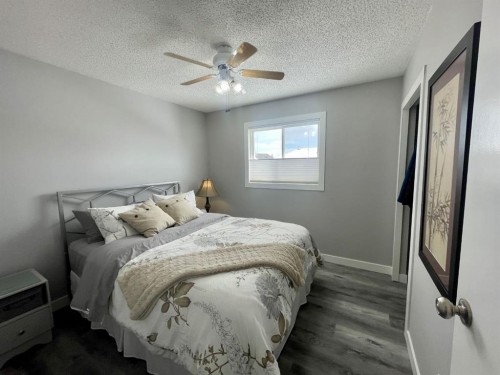 5906 12 Avenue, Edson, AB - Indoor Photo Showing Bedroom