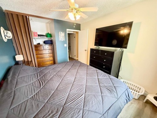 53-101 Mill Street, Hinton, AB - Indoor Photo Showing Bedroom