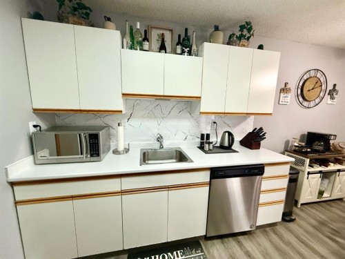 53-101 Mill Street, Hinton, AB - Indoor Photo Showing Kitchen