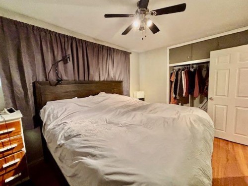 122 Willow Drive, Hinton, AB - Indoor Photo Showing Bedroom