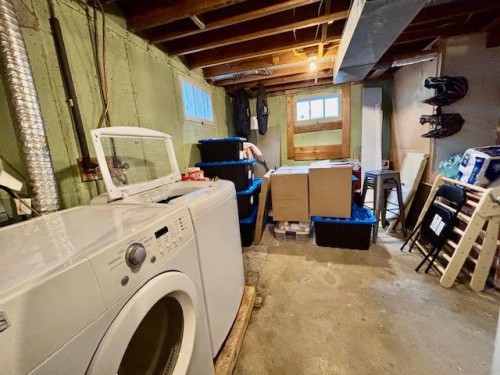 122 Willow Drive, Hinton, AB - Indoor Photo Showing Laundry Room