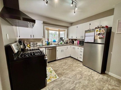 122 Willow Drive, Hinton, AB - Indoor Photo Showing Kitchen With Double Sink