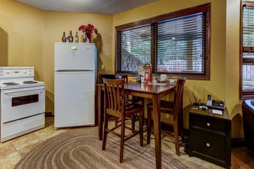 5 Cascade Court, Banff, AB - Indoor Photo Showing Kitchen