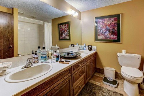 5 Cascade Court, Banff, AB - Indoor Photo Showing Bathroom