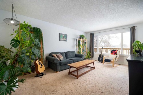 3111 Cornwall Drive, Athabasca, AB - Indoor Photo Showing Living Room