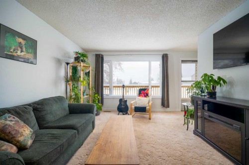3111 Cornwall Drive, Athabasca, AB - Indoor Photo Showing Living Room