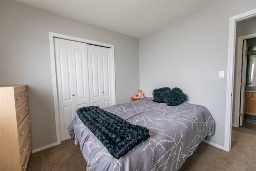168 Sitar Crescent, Hinton, AB - Indoor Photo Showing Bedroom