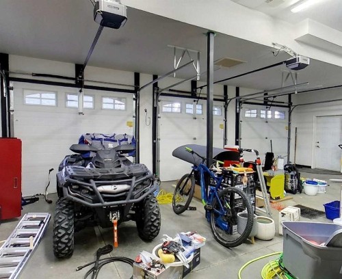 7 Bench Creek Estate, Edson, AB - Indoor Photo Showing Garage