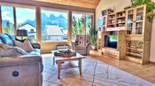 226 Lady Macdonald Drive, Canmore, AB - Indoor Photo Showing Living Room