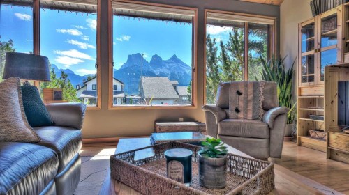 226 Lady Macdonald Drive, Canmore, AB - Indoor Photo Showing Living Room