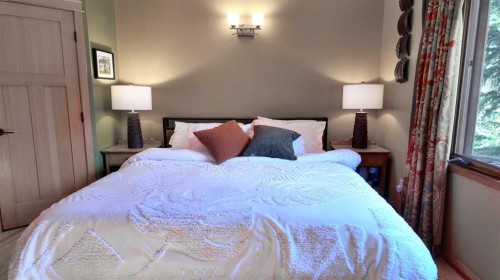 226 Lady Macdonald Drive, Canmore, AB - Indoor Photo Showing Bedroom