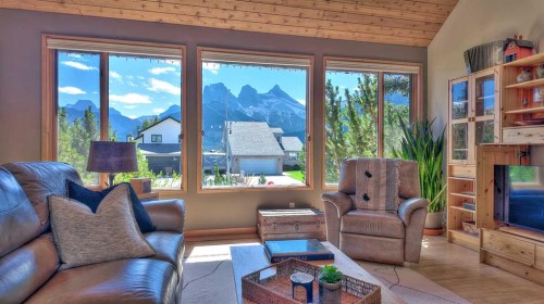 226 Lady Macdonald Drive, Canmore, AB - Indoor Photo Showing Living Room