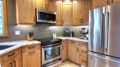226 Lady Macdonald Drive, Canmore, AB - Indoor Photo Showing Kitchen With Stainless Steel Kitchen With Upgraded Kitchen