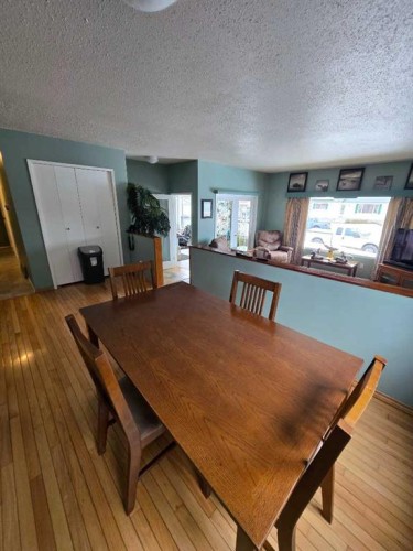 805 8 Street, Fox Creek, AB - Indoor Photo Showing Dining Room