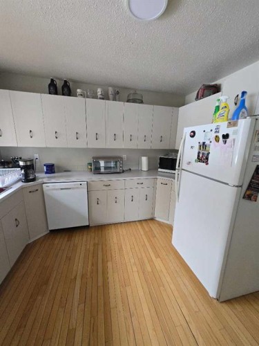 805 8 Street, Fox Creek, AB - Indoor Photo Showing Kitchen