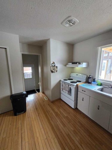 805 8 Street, Fox Creek, AB - Indoor Photo Showing Kitchen