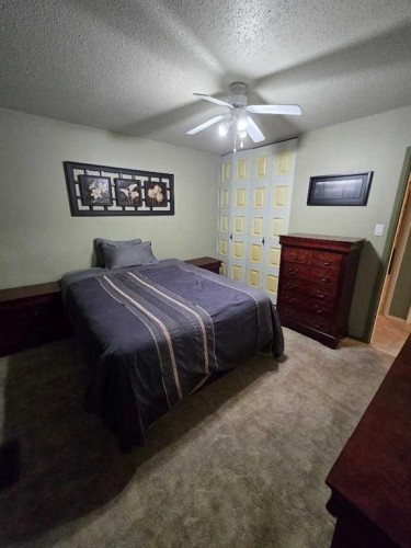 805 8 Street, Fox Creek, AB - Indoor Photo Showing Bedroom