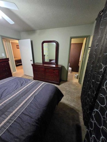 805 8 Street, Fox Creek, AB - Indoor Photo Showing Bedroom