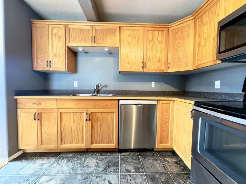 102-501 3, Fox Creek, AB - Indoor Photo Showing Kitchen With Double Sink