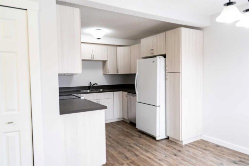 310-457 Collinge Road, Hinton, AB - Indoor Photo Showing Kitchen With Double Sink