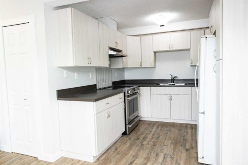 310-457 Collinge Road, Hinton, AB - Indoor Photo Showing Kitchen With Double Sink