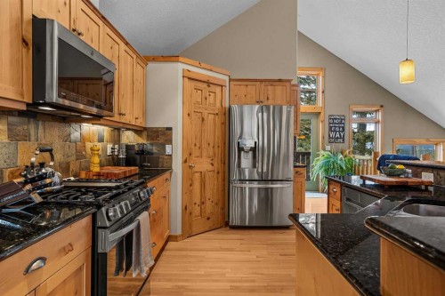 150 Hubman Landing, Canmore, AB - Indoor Photo Showing Kitchen