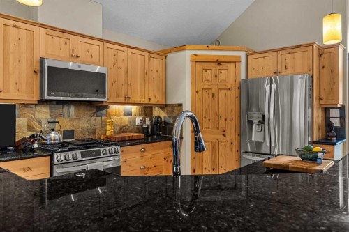 150 Hubman Landing, Canmore, AB - Indoor Photo Showing Kitchen
