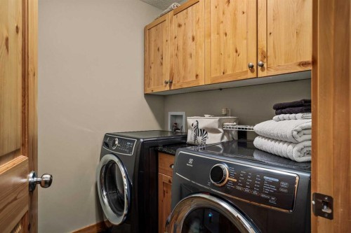 150 Hubman Landing, Canmore, AB - Indoor Photo Showing Laundry Room