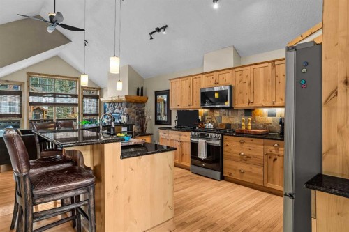 150 Hubman Landing, Canmore, AB - Indoor Photo Showing Kitchen