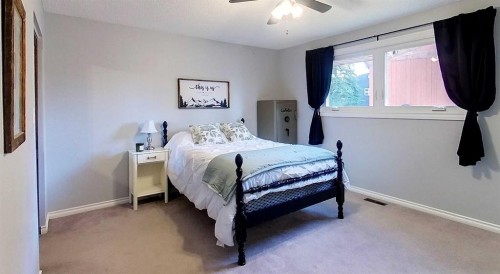 5722 11 Avenue, Edson, AB - Indoor Photo Showing Bathroom