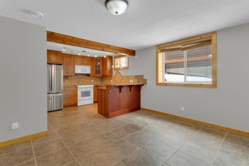 330 Casale Place, Canmore, AB - Indoor Photo Showing Kitchen