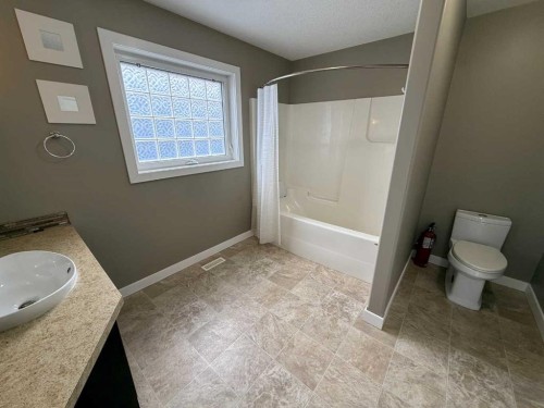 107 Wolf Willow Cove, Hinton, AB - Indoor Photo Showing Bathroom