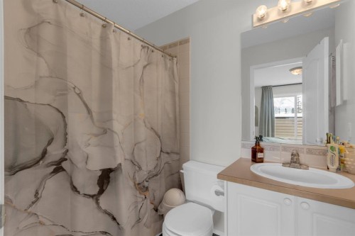 931 Wilson, Canmore, AB - Indoor Photo Showing Bathroom