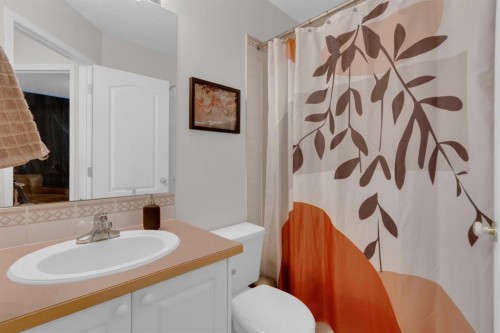 931 Wilson, Canmore, AB - Indoor Photo Showing Bathroom