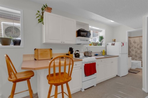 931 Wilson, Canmore, AB - Indoor Photo Showing Kitchen