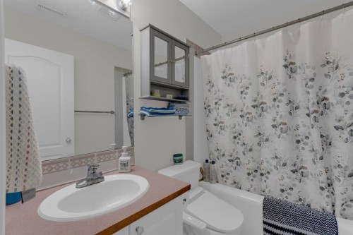 931 Wilson, Canmore, AB - Indoor Photo Showing Bathroom