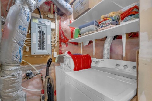 931 Wilson, Canmore, AB - Indoor Photo Showing Laundry Room